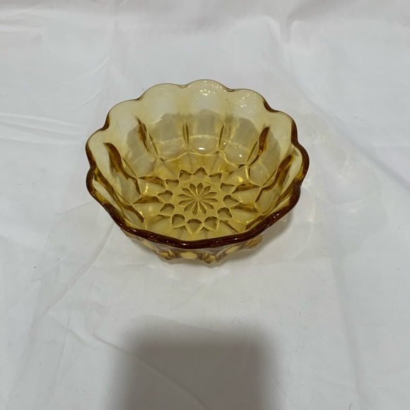 Vintage Amber flower shape bowl - Picture 2 of 5